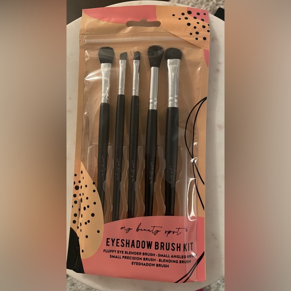MAKEUP BRUSHES